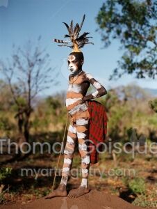 Le Dandy au Pays des Surmas