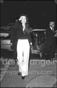 Paris - Date inconnue - Jackie Kennedy marche dans la rue
