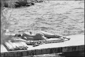 Saint-Tropez - 1975 - Brigitte Bardot bronze sur le ponton de la Madrague. 1/15