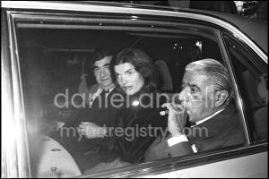 ARISTOTE ONASSIS, JACKIE KENNEDY ET PIERRE SALINGER SE RENDENT A LA BRASSERIE...