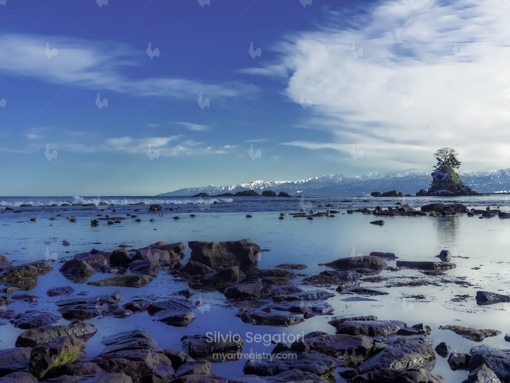 立山連峰を望む雨晴海岸 Amaharashi coast overlooking the Tateyama mountain range