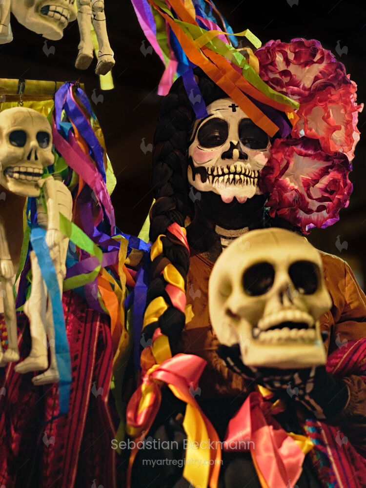 Entre Calacas y Colores