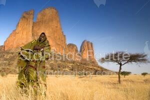 Jeune femme Peul au pied des falaises de la Main de Fatma au Mali