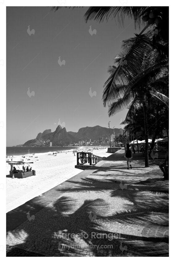 Arpoador Beach bw