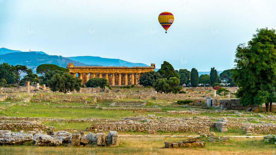 Tempio di Nettuno con mongolfiera