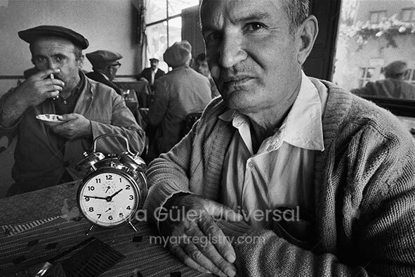 Iron zorkers wait in a tea-house