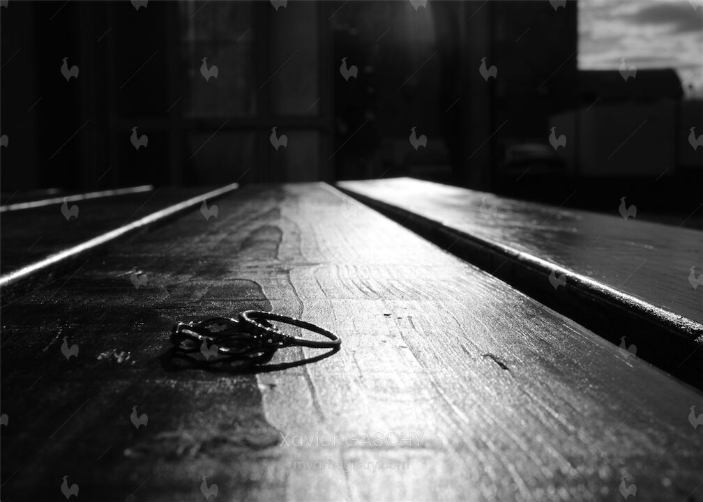 Sur la table, là...