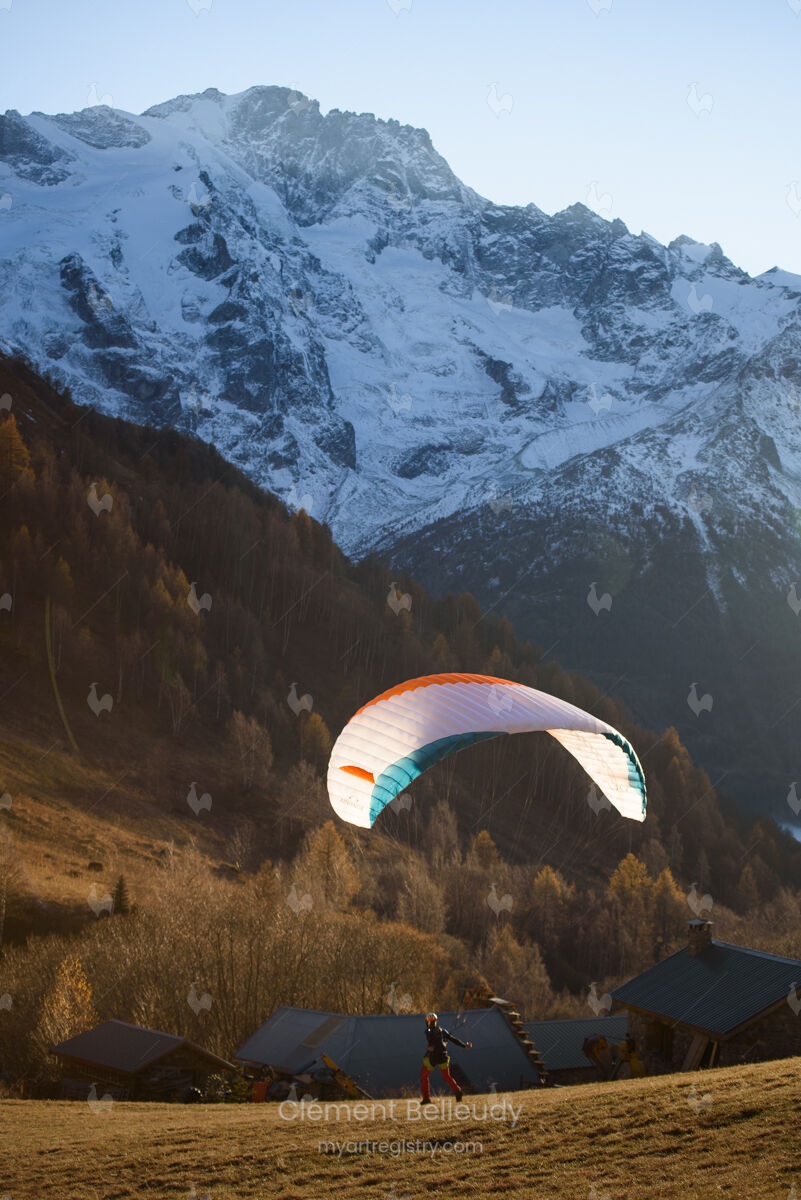 Parapente face au Râteau (3809 m) dans le massif des Écrins