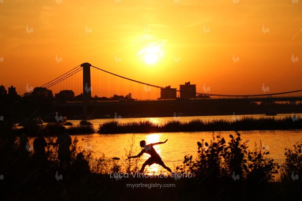 Kölsche Riviera / Frisbee Spieler bei Sonnenuntergang 20x30
