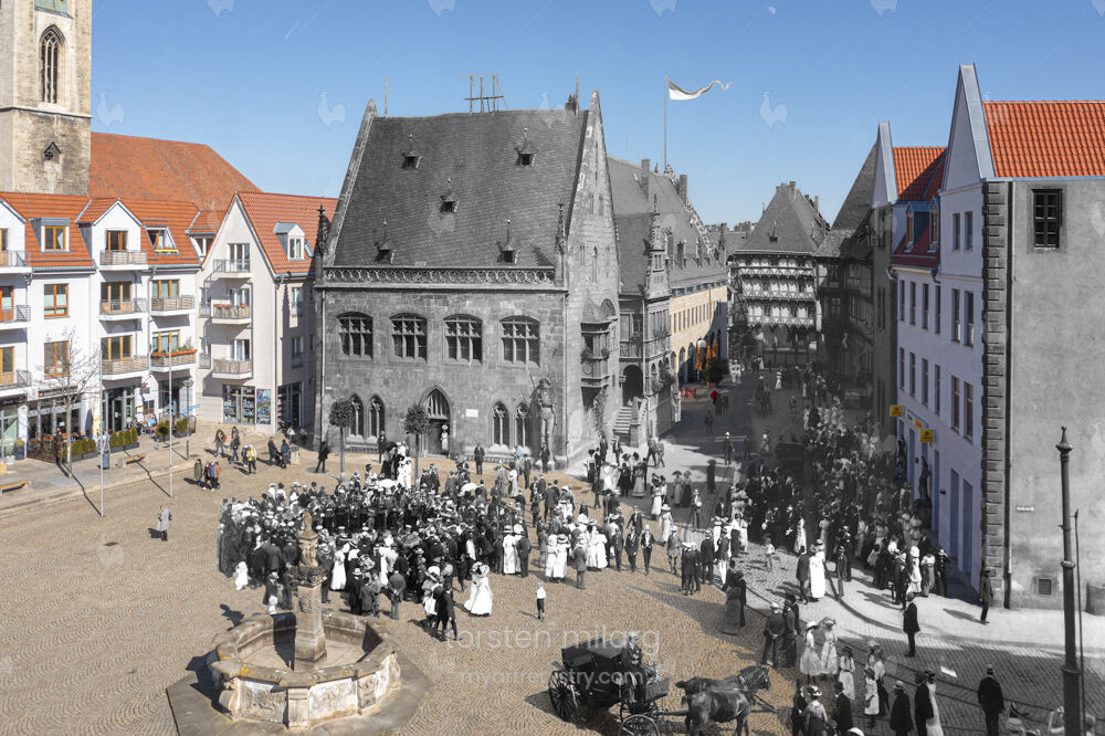 Blick auf einpulsierendes Marktleben - Holzmarkt mit Rathaus