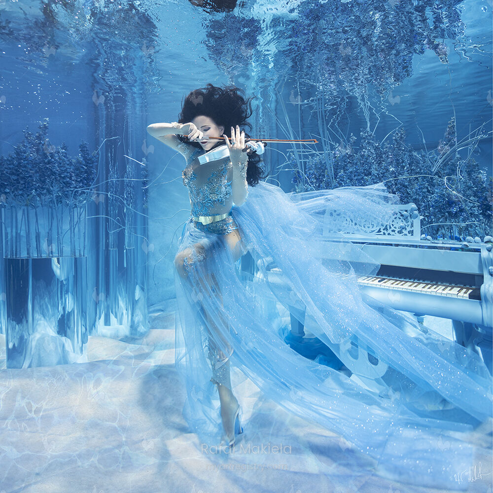 UNDERWATER VIOLINIST