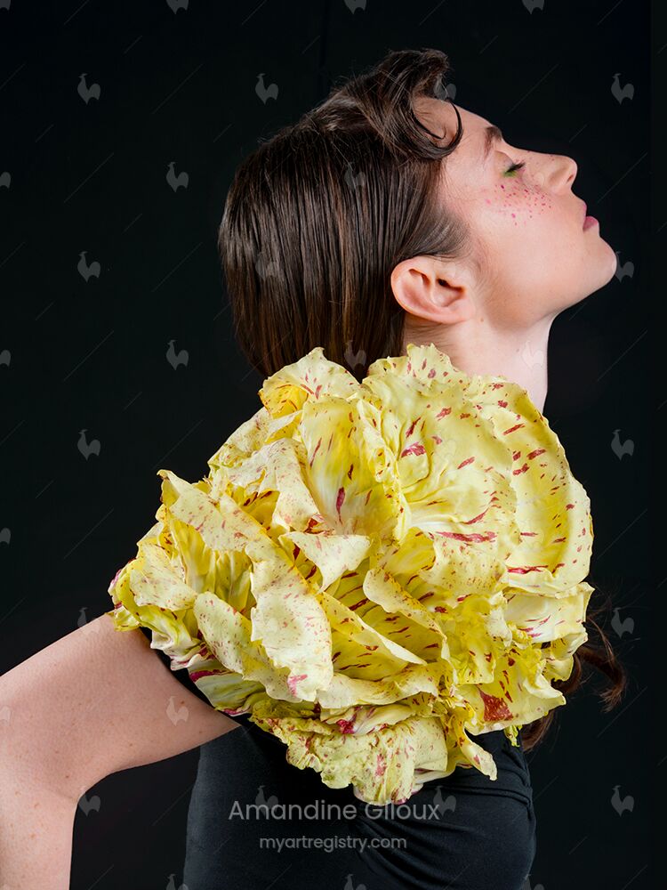 Portrait de la jeune fille en feuilles